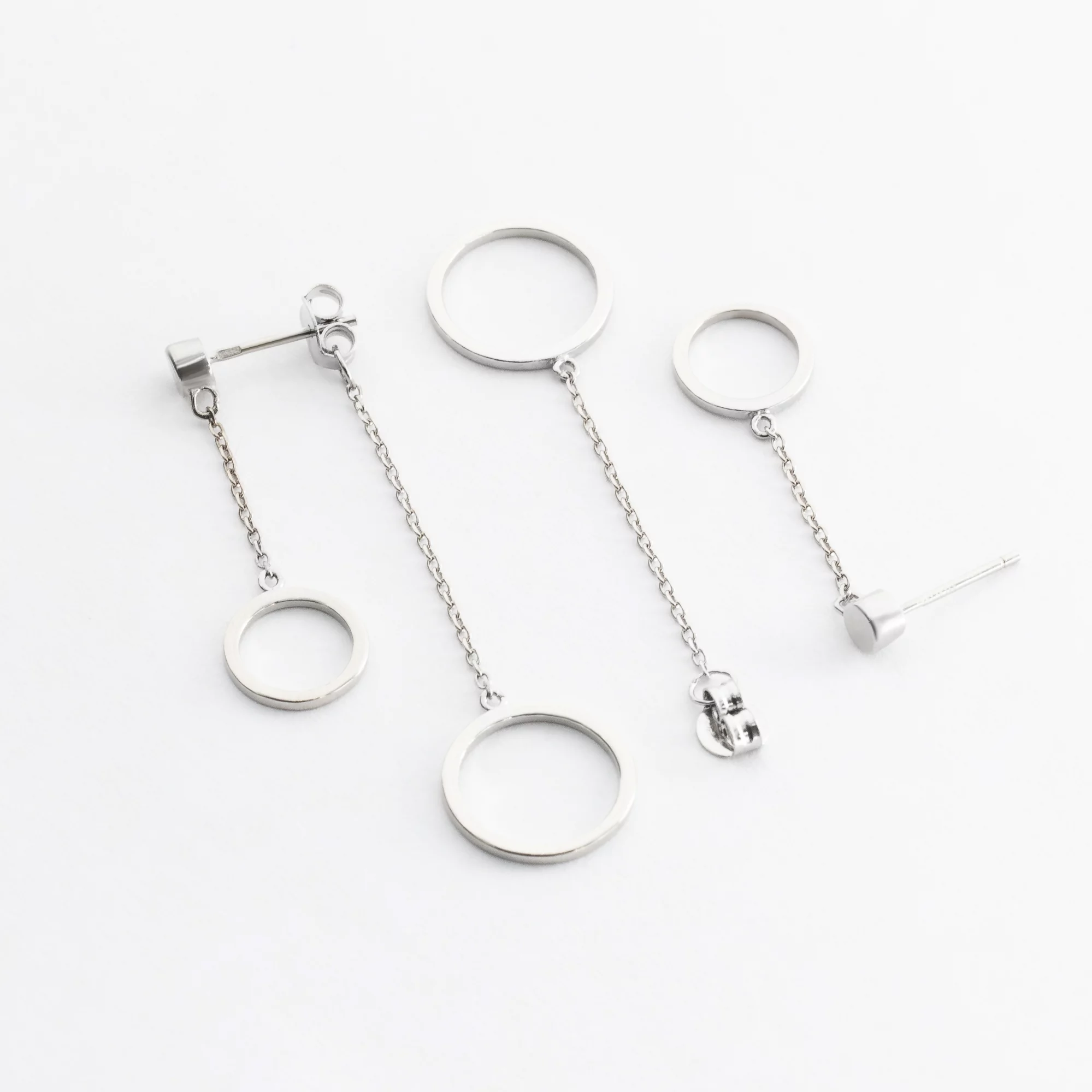 Сережки-гвоздики серебряные с колечками на подвесках - 411168 – изображение 1