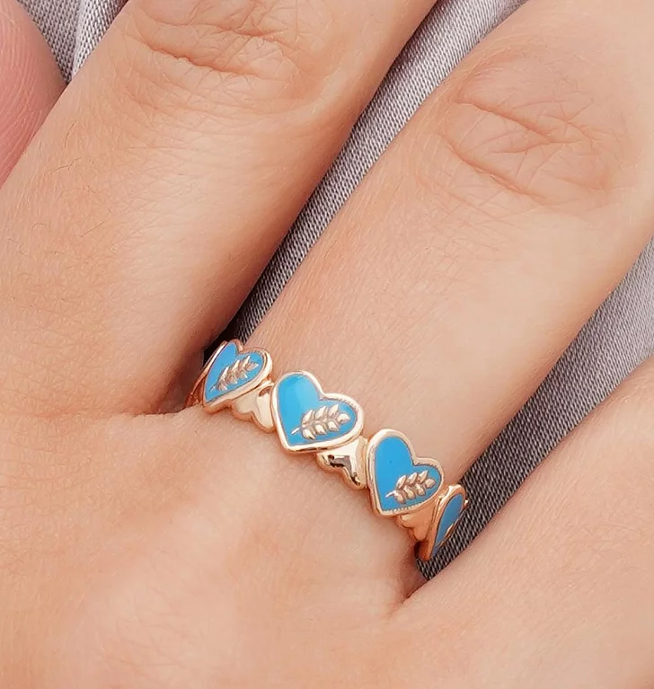Патриотическое кольцо с сердечками из красного золота с эмалью. Артикул 100225314: цена, отзывы, фото – купить в интернет-магазине AURUM