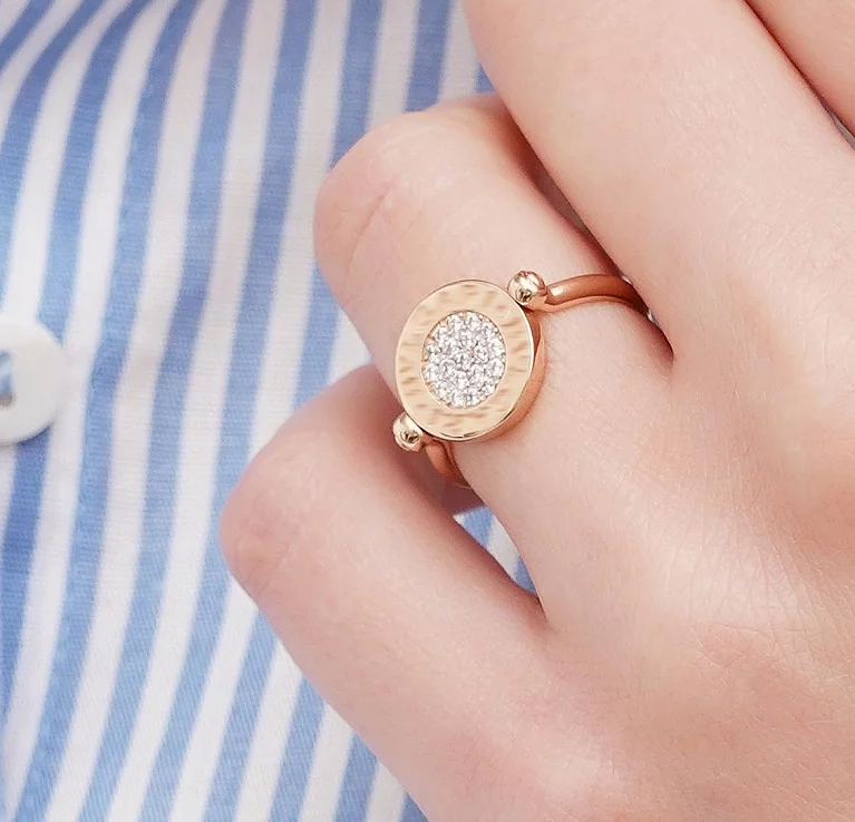 Двухстороннее кольцо из красного золота с фианитами. Артикул 110973/6: цена, отзывы, фото – купить в интернет-магазине AURUM