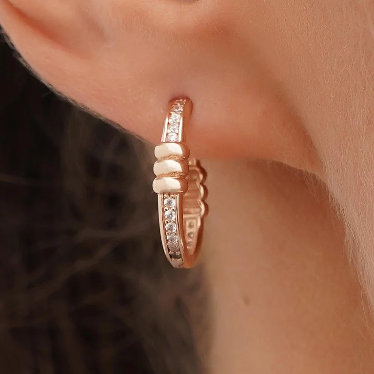 Сережки-кольца из красного золота с дорожкой фианитов. Артикул 1091435: цена, отзывы, фото – купить в интернет-магазине AURUM