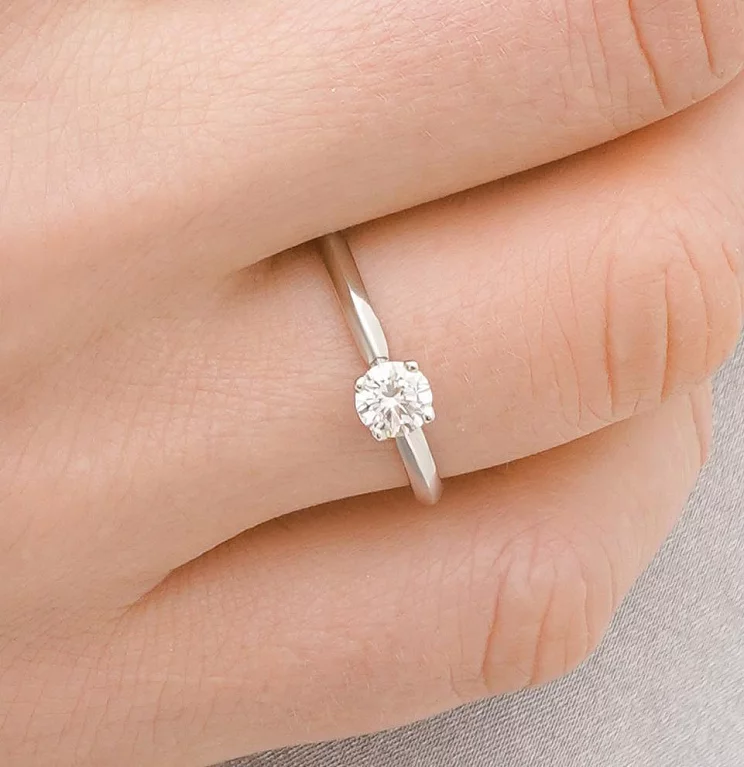 Кольцо с бриллиантом из белого золота . Артикул 101-10089(5,1)б: цена, отзывы, фото – купить в интернет-магазине AURUM