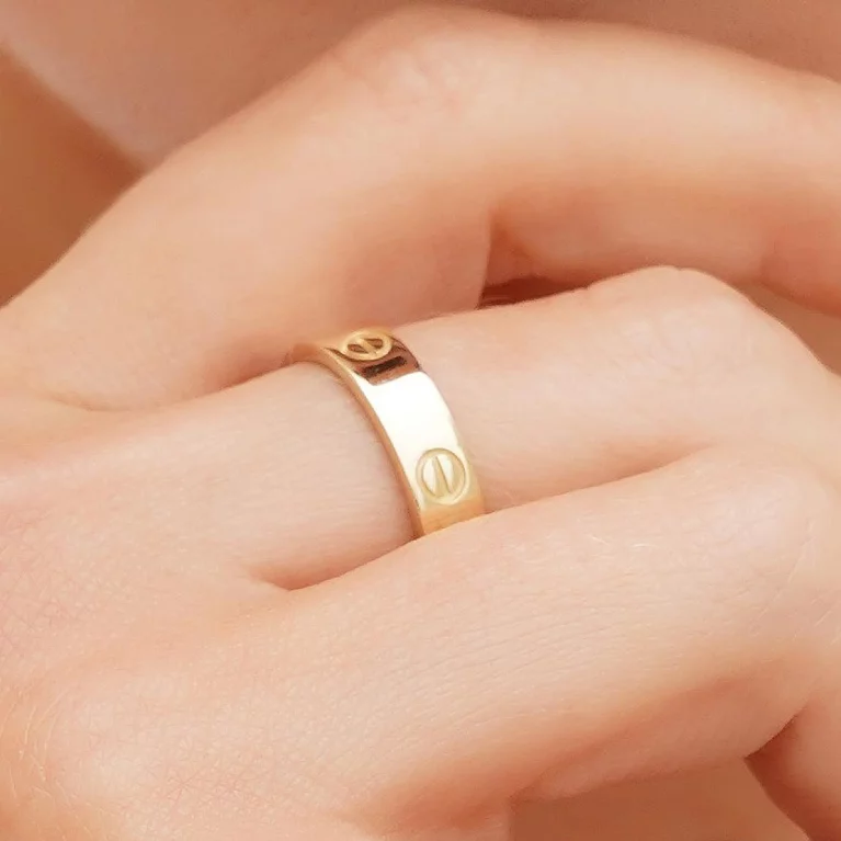 Кольцо "Love" из желтого золота . Артикул 156346ж: цена, отзывы, фото – купить в интернет-магазине AURUM