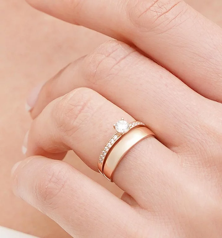 Двойное кольцо из красного золота с фианитами. Артикул 110965_0: цена, отзывы, фото – купить в интернет-магазине AURUM