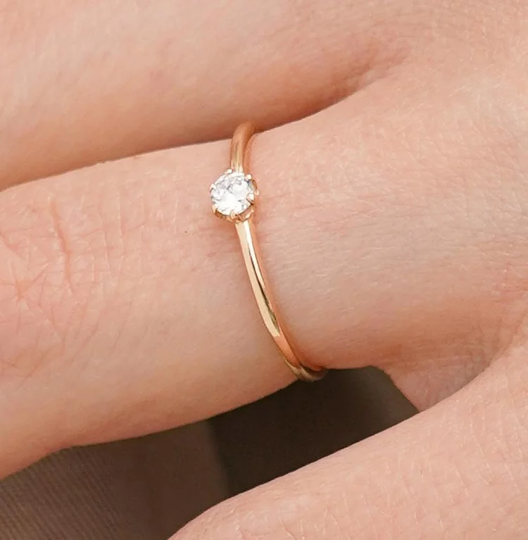Классическое кольцо из красного золота с фианитом. Артикул 110228501: цена, отзывы, фото – купить в интернет-магазине AURUM
