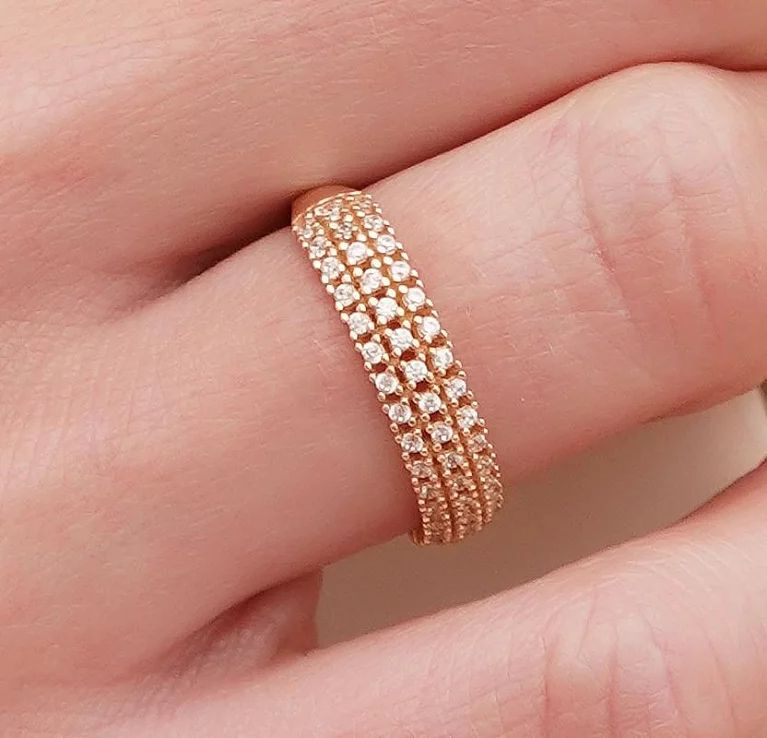 Широкое кольцо из красного золота с фианитами. Артикул 1110454101: цена, отзывы, фото – купить в интернет-магазине AURUM