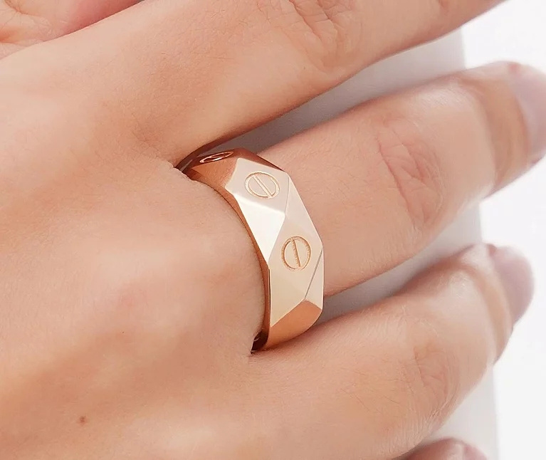 Широкое кольцо "Love" из красного золота. Артикул 214891301: цена, отзывы, фото – купить в интернет-магазине AURUM