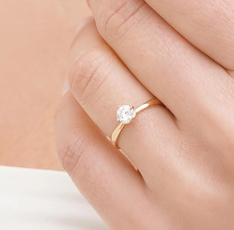 Помолвочное кольцо из красного золота с фианитом. Артикул 110964_0: цена, отзывы, фото – купить в интернет-магазине AURUM