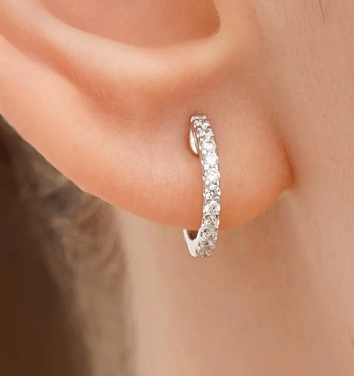 Серьги-кольца с дорожкой из бриллиантов в белом золоте - 1670371