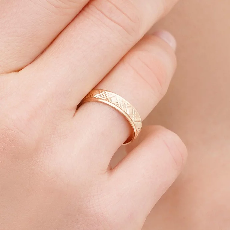 Обручальное кольцо из красного золота з алмазной гранью. Артикул ОК118: цена, отзывы, фото – купить в интернет-магазине AURUM