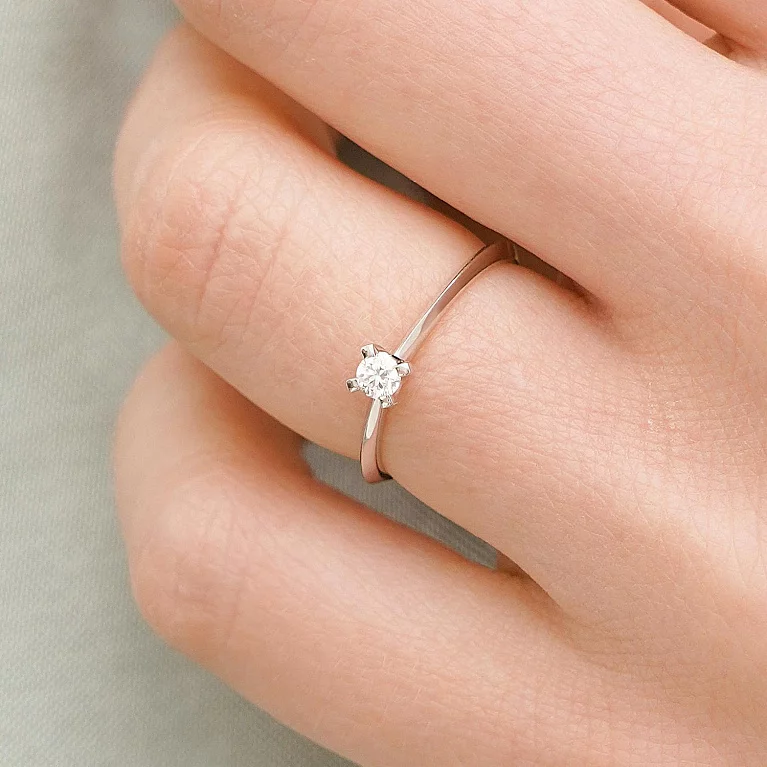 Кольцо для помолвки из белого золота с бриллиантом. Артикул К341584010б: цена, отзывы, фото – купить в интернет-магазине AURUM