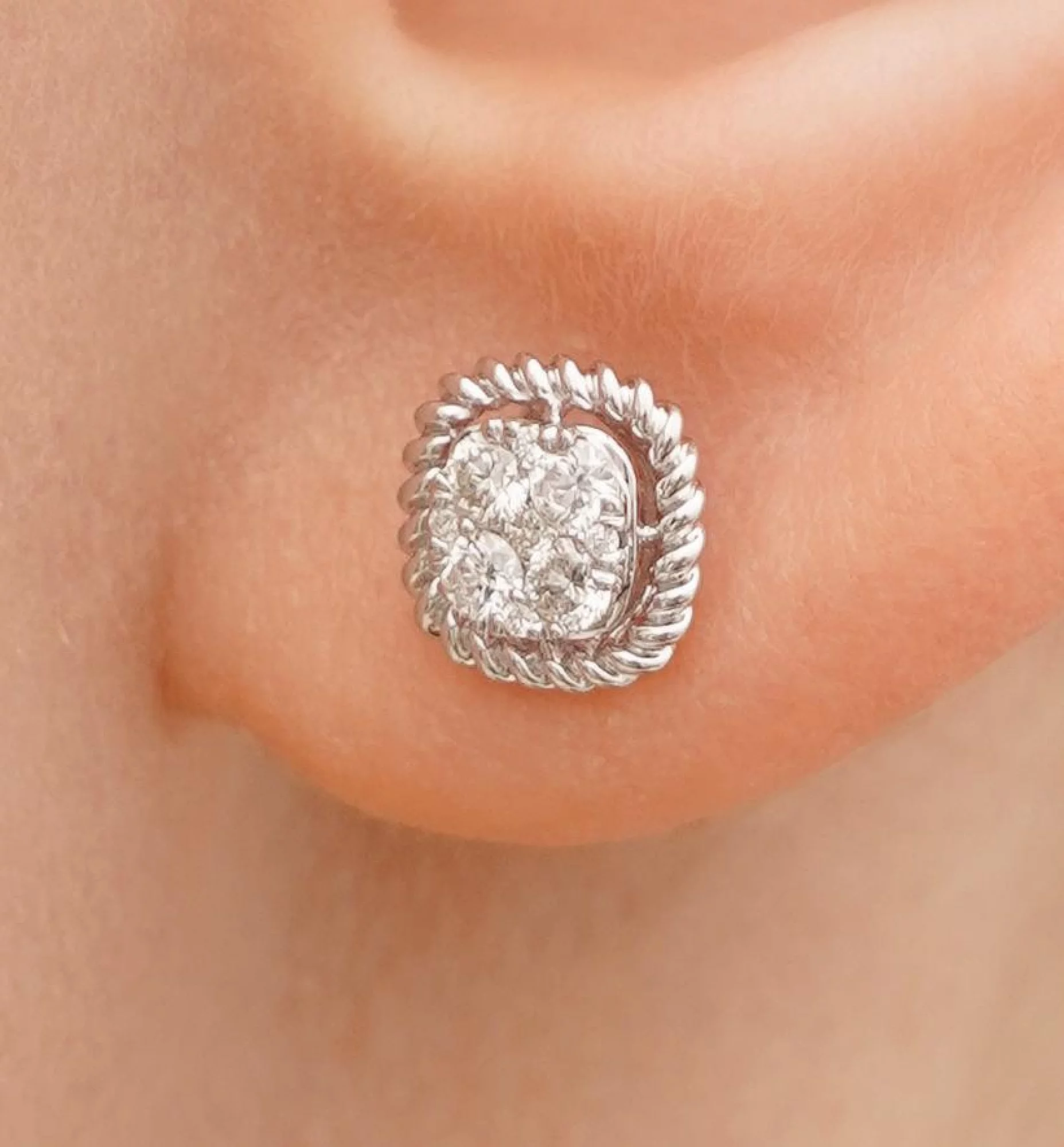Сережки-гвоздики з білого золота з діамантами - 1708831 – зображення 2