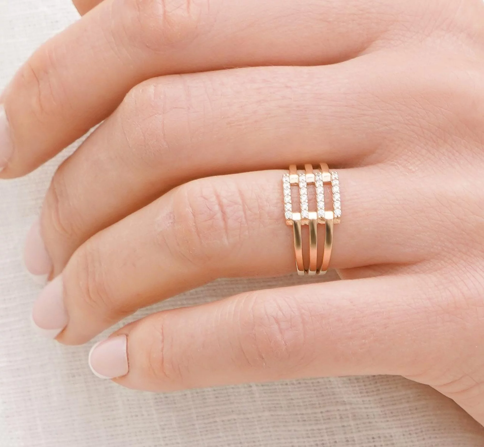 Широкое кольцо из красного золота с фианитами - 1674233 – изображение 2
